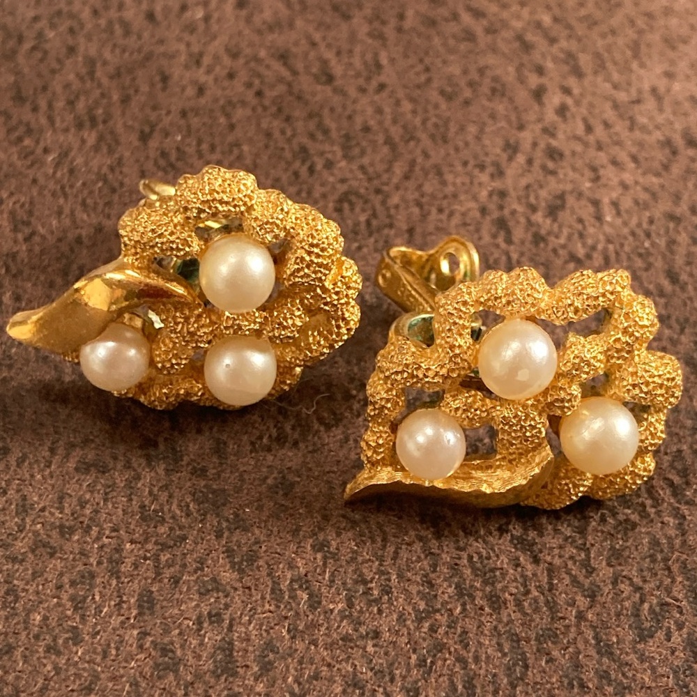 Gold-Tone Vintage Trifari clip-on earrings - Picture 5 of 6